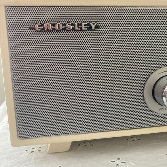 Crosley Ranchero Retro Style AM/FM Radio - Picture 2 of 8